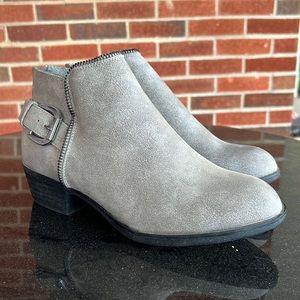 dull/sparkle booties with buckle